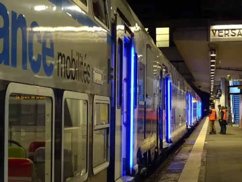 Des portes lumineuses en test sur le RER C pour améliorer la...